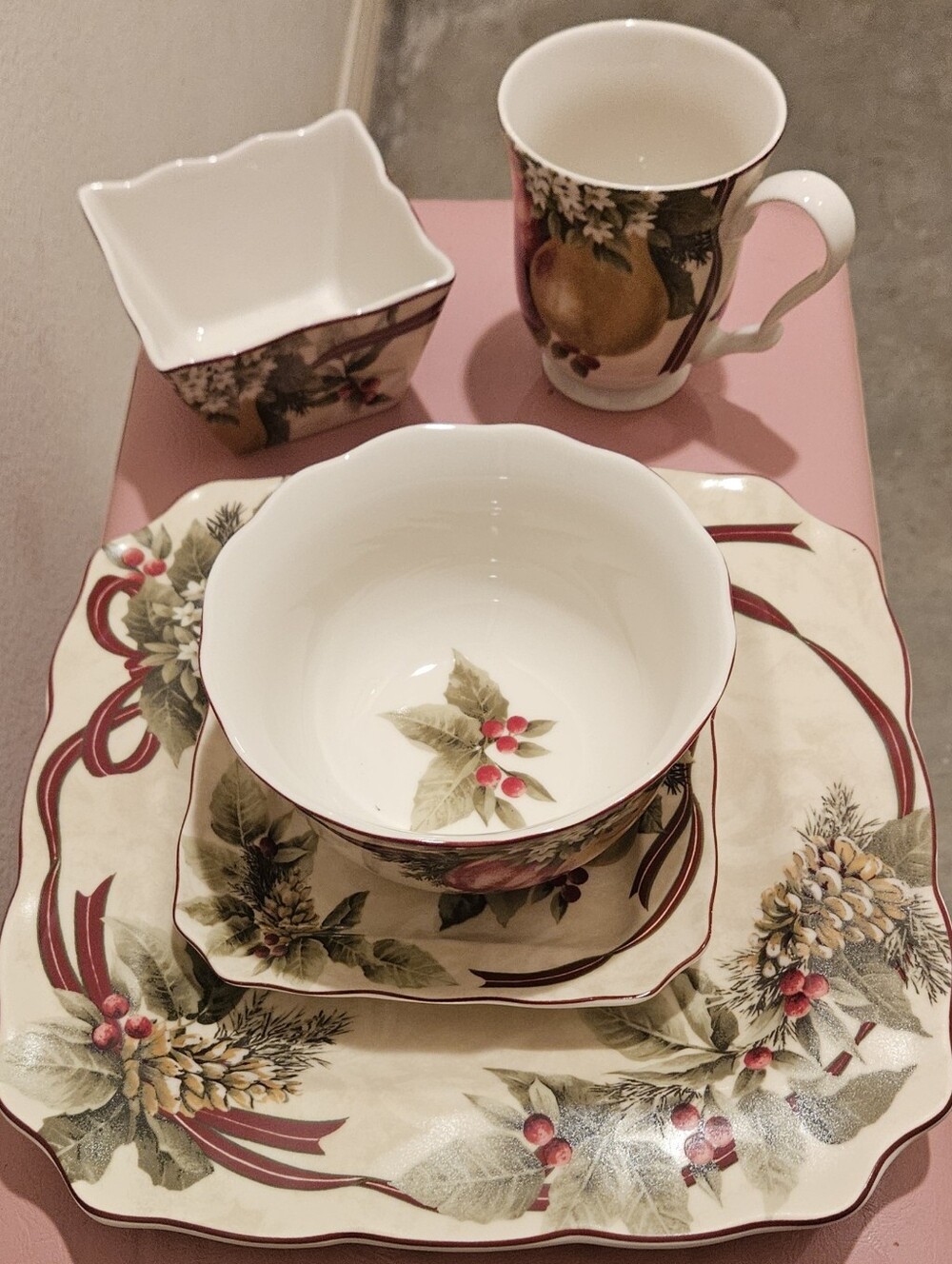 222 FIFTH Fine China "Yuletide Celebration" - 5 Piece Set